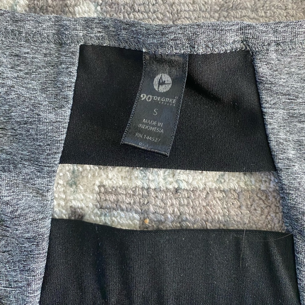 90 degrees women’s Small Grey and black sports bra, worn but in good condition - Picture 3 of 5